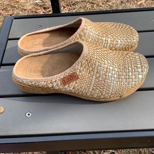 Taos clogs. Size 9. “Corky” color with pops of gold.